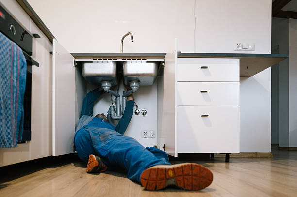 Professional Plumbing technician working in Alpine, AL